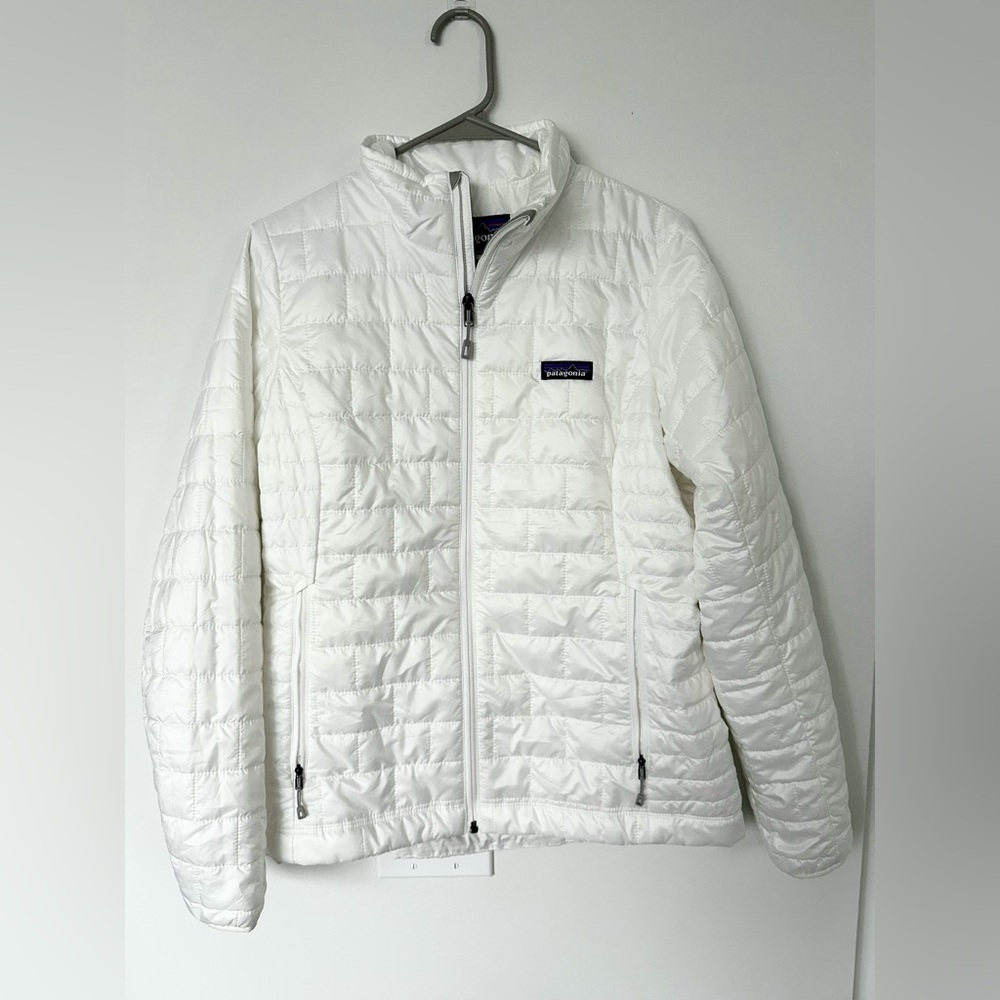 White Patagonia Puffer Size M